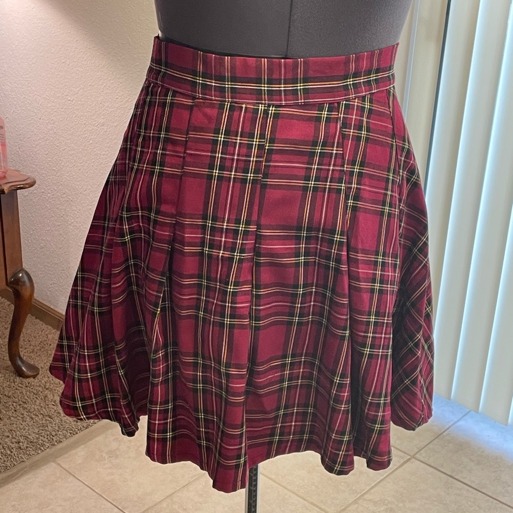 Torrid size 22 burgundy pleated plaid skirt